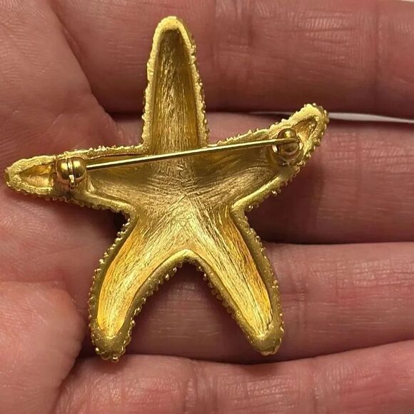 Vintage Textured Gold Toned Starfish Brooch - Picture 5 of 6